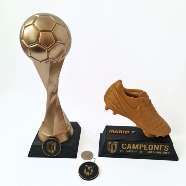 Troféus de futebol dourados impressos em 3D, com bola e chuteira